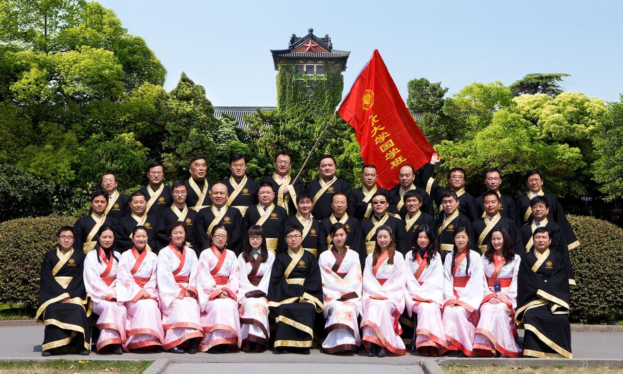 南京大学毕业证外壳最霸气